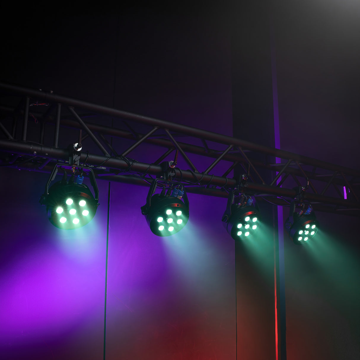 Cameo ROOT® PAR 6 WH SÆT 1 - Set inklusive 4 x CLROOTPAR6WH inkl. IR-fjärrkontroll (CLPFLAT1REMOTE)