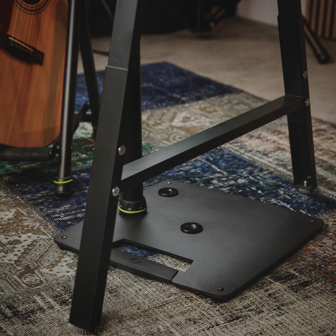 Gravity SP 3202 CS B - Högtalarstativ för studiomonitor med fyrkantig stålfot