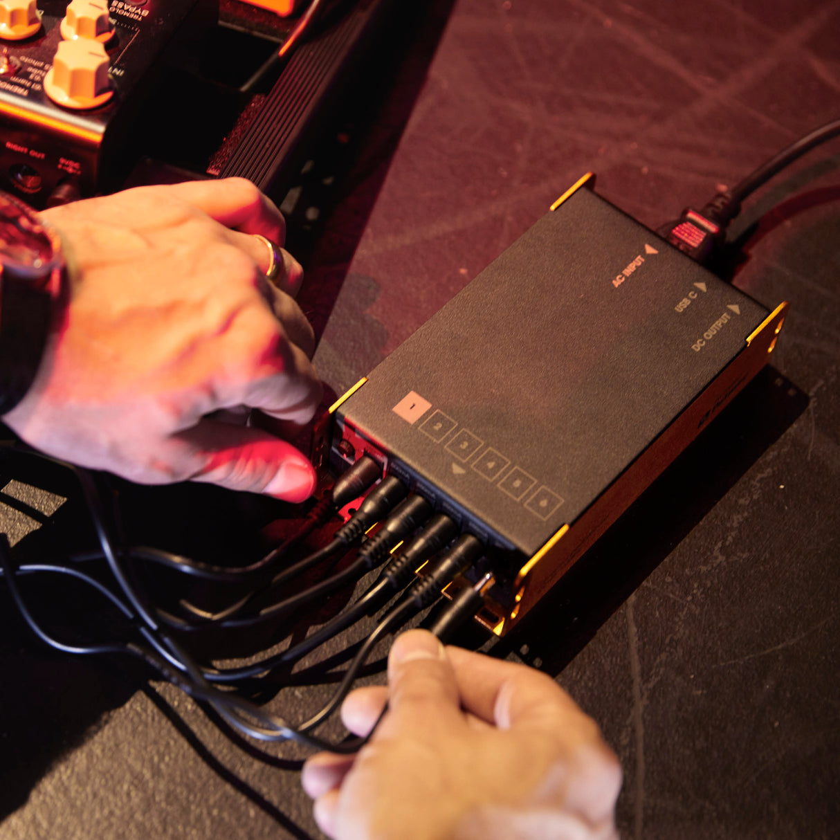 Palmer PWT 06 IEC - Universellt nätaggregat för pedalboard med USB