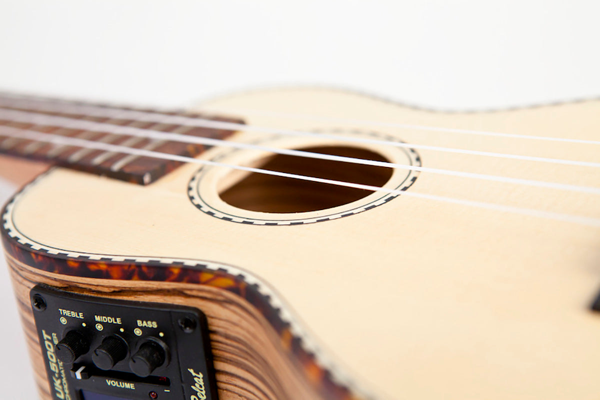 Reno RU210E Sopranokulele med pickup och tuner (naturlig)