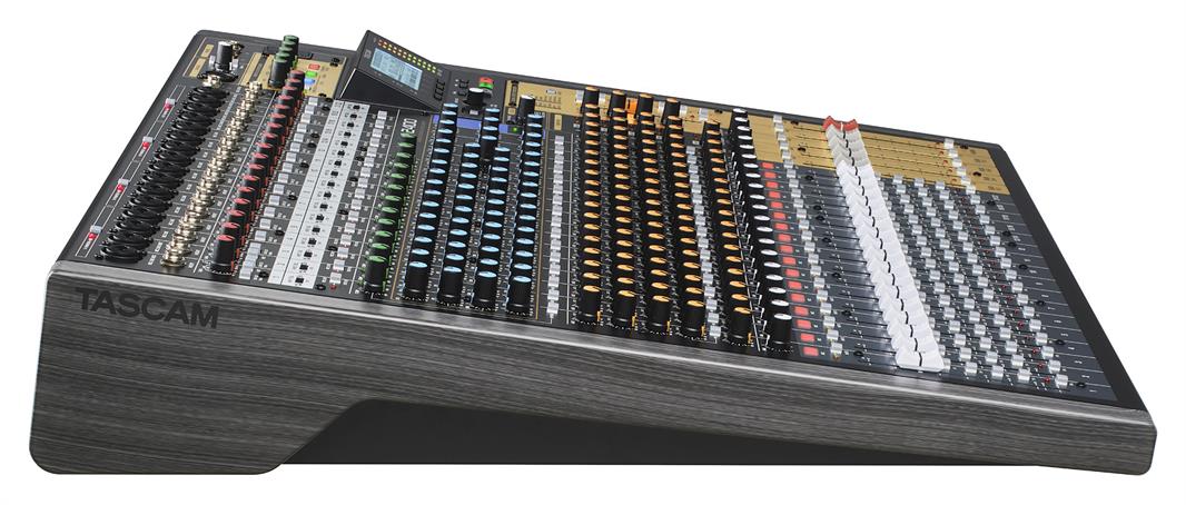 Tascam Model 2400 digital mixer och 24 track digital recorder