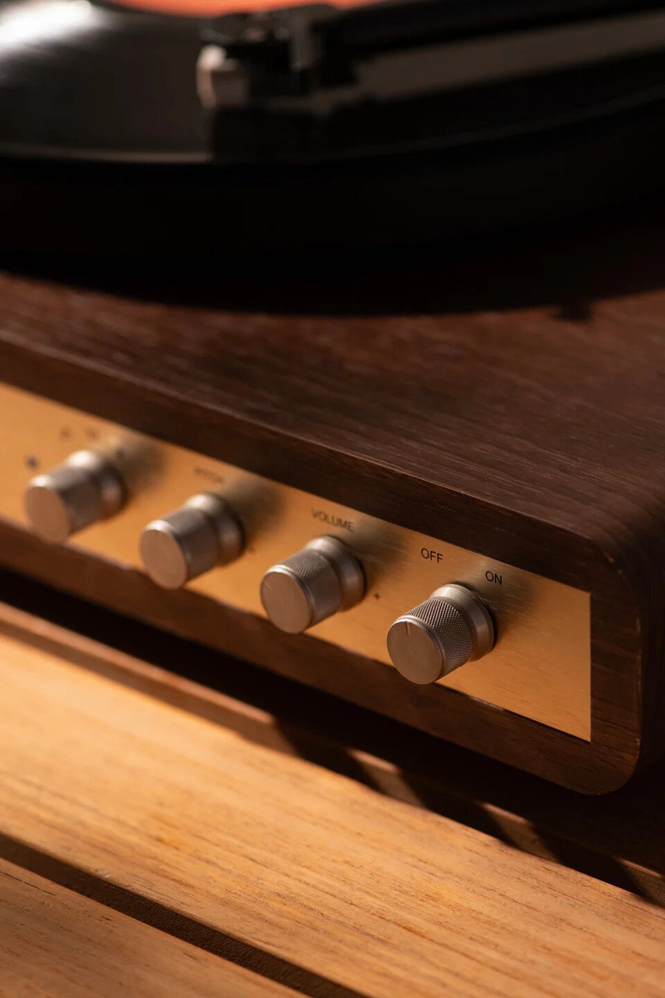 Crosley C65 skivspelare med högtalare, Valnöt