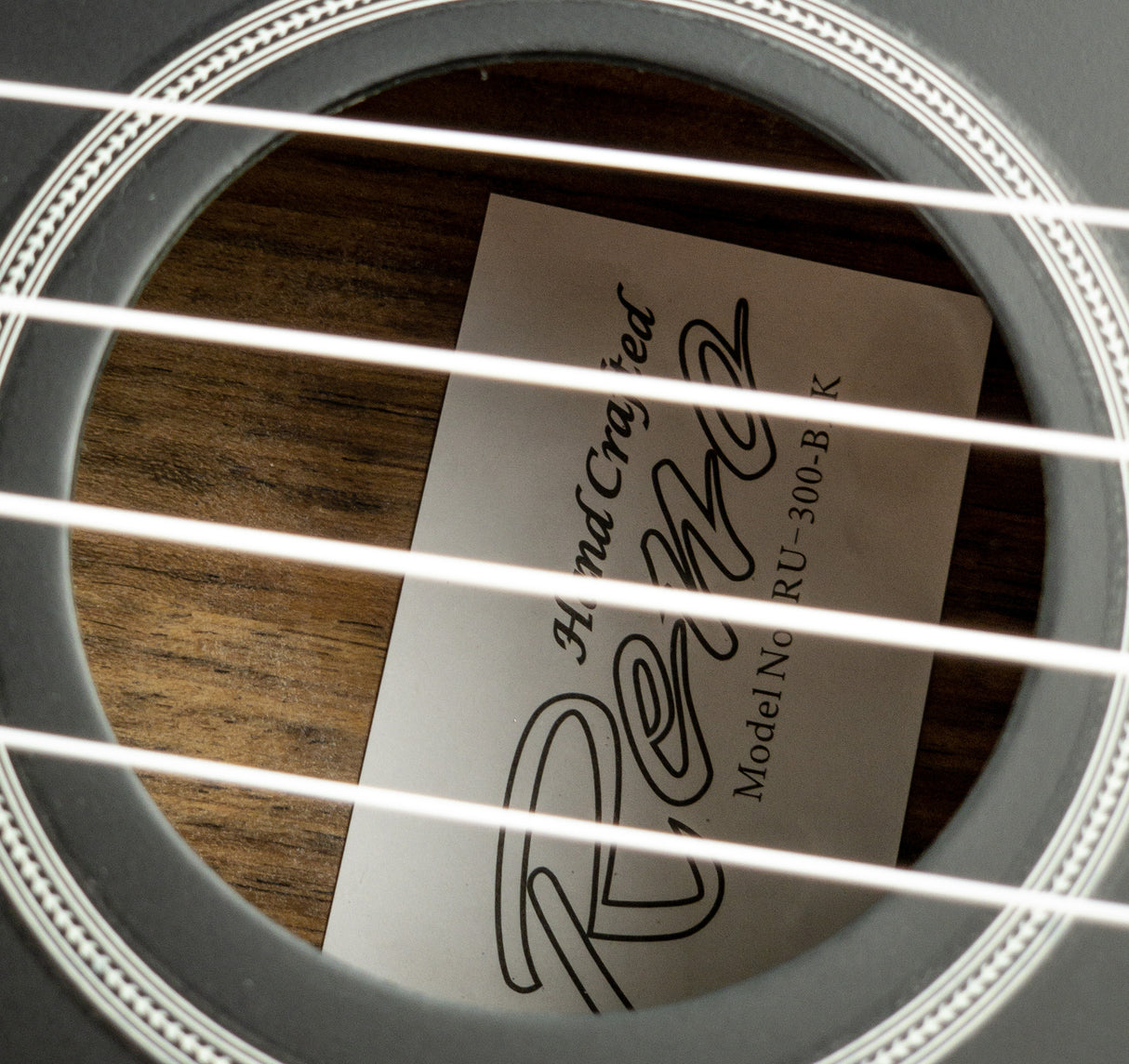 Reno RU300 Grand Concert Ukulele (svart) startpaket