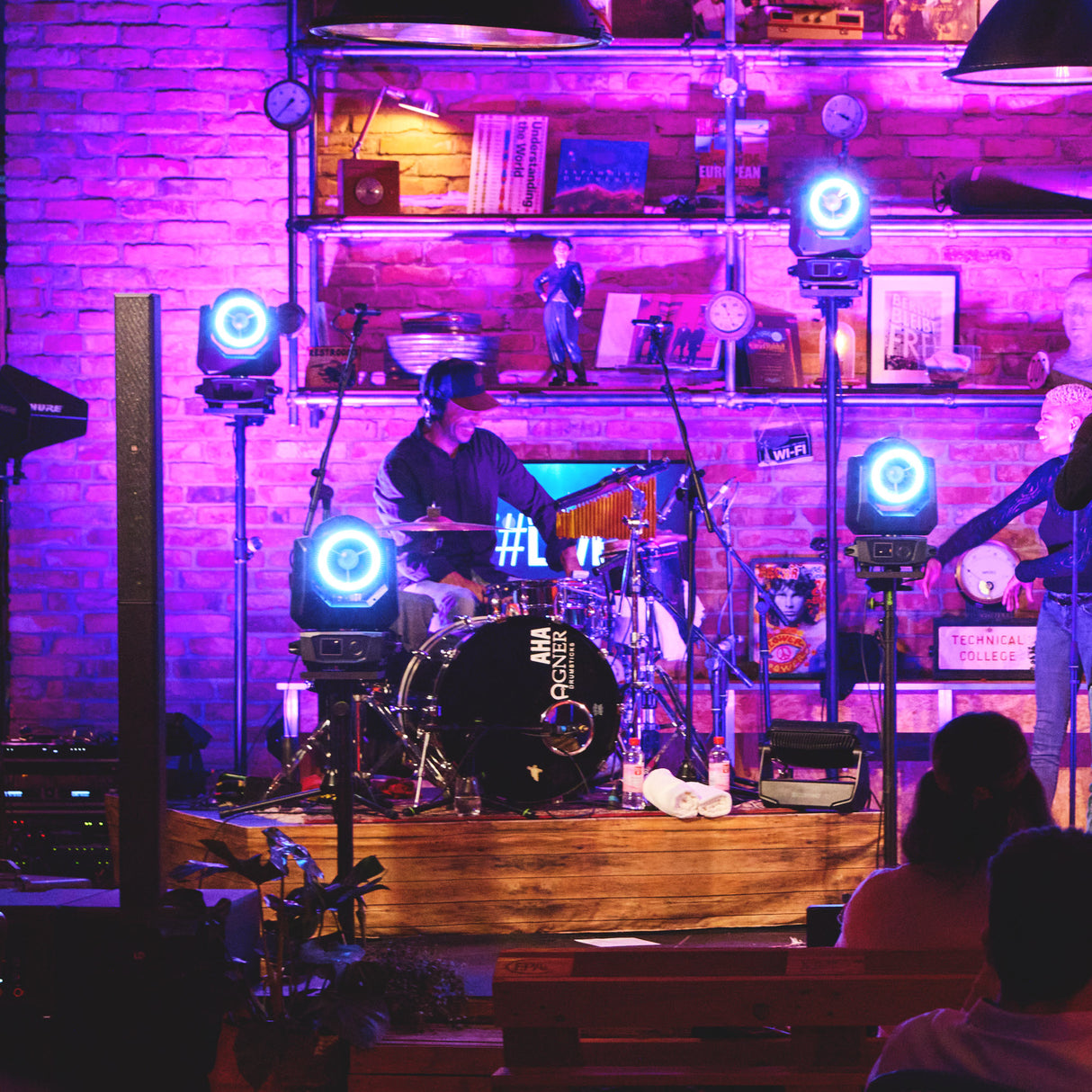 Cameo MOVO BEAM 200 - Beam moving head med obegränsad rotation och LED-ring