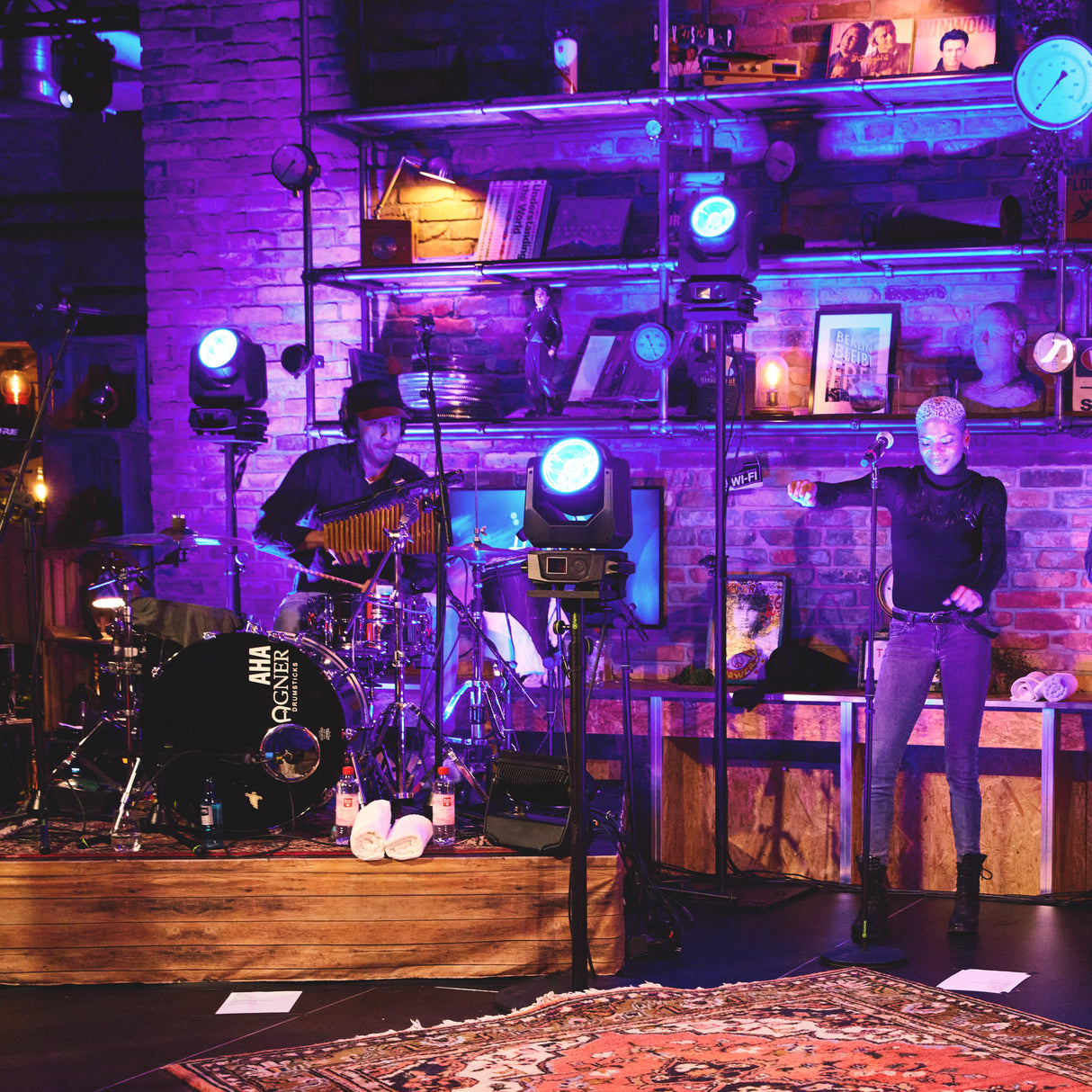 Cameo MOVO BEAM 200 - Beam moving head med obegränsad rotation och LED-ring