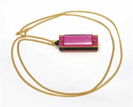 5-håls rosa munspel med halsband.