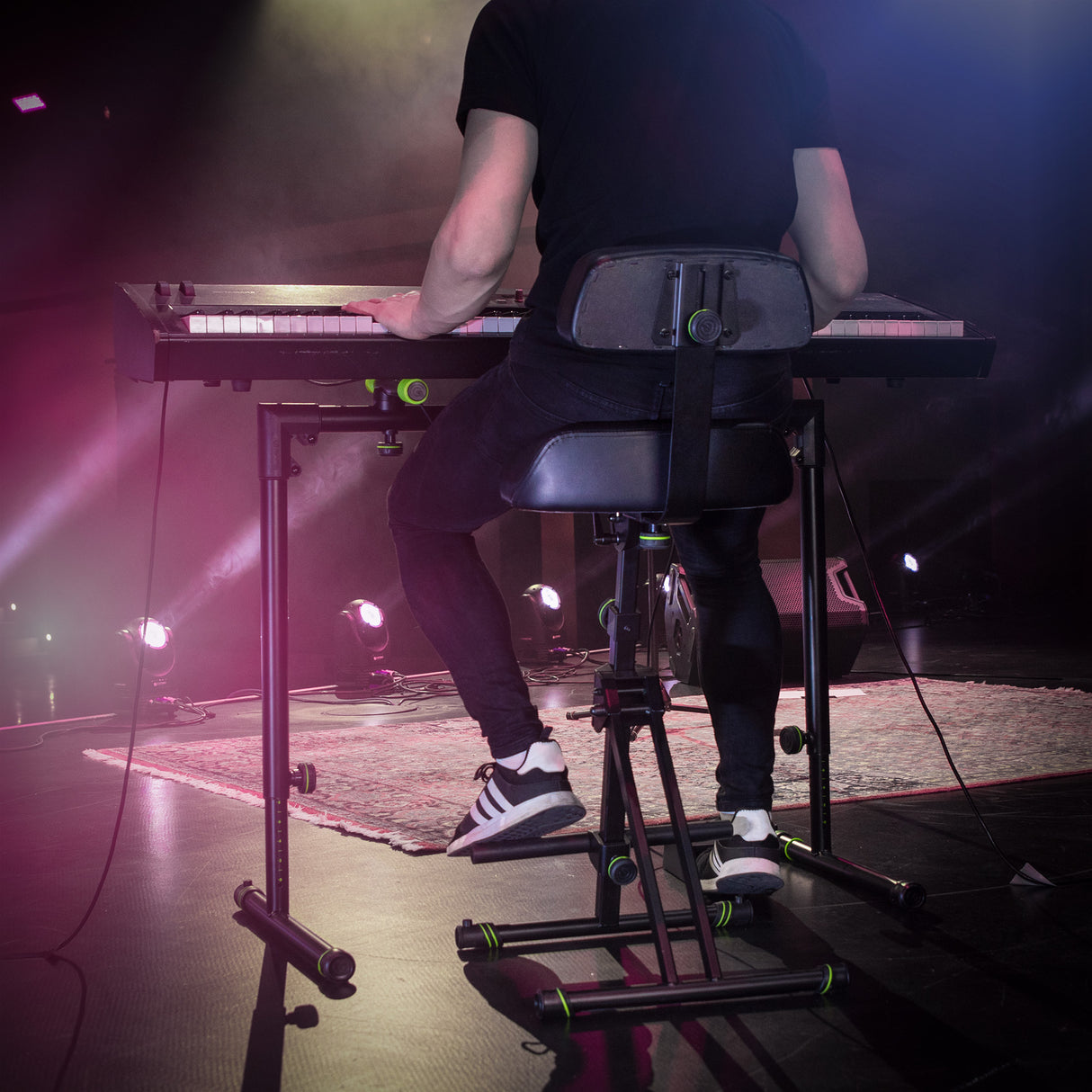 Gravity FM SEAT1 BR - Höjdjusterbar pall med fot- och ryggstöd