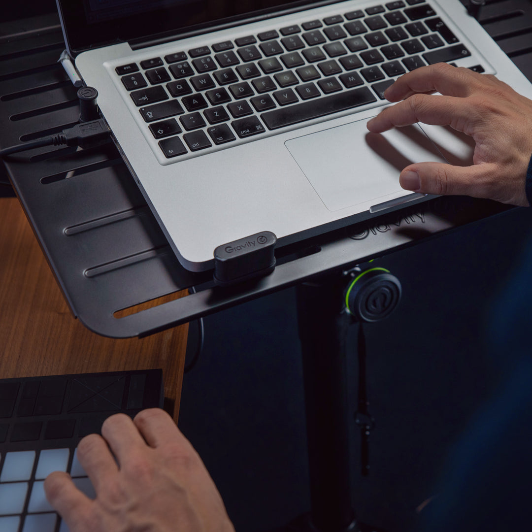 Gravity LTS TRAY 1 - Laptopbricka med justerbara fastsättningspinnar