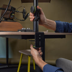 Gravity SP 3102 TM - Flexibelt studie-monitorstativ med bordklemme