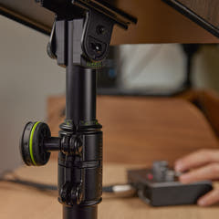 Gravity SP 3102 TM - Flexibelt studie-monitorstativ med bordklemme