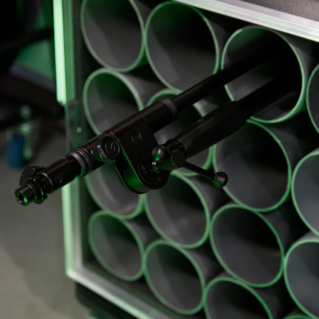 Gravity TMS 4232 B - kort mikrofonstativ i Touring Series med hopfällbar trefotsfot och 2-punkts justerbar teleskopbom, svart