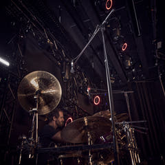 Gravity TMS 4321 OH B - overhead-mikrofonstativ för turnébruk med extra brett hopfällbart trefotsstativ och extra lång bomarm