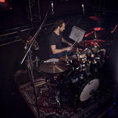 Gravity TMS 4321 OH B - overhead-mikrofonstativ för turnébruk med extra brett hopfällbart trefotsstativ och extra lång bomarm