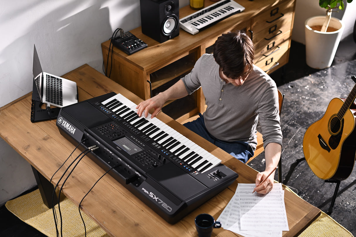 Yamaha PSR-SX720 keyboard