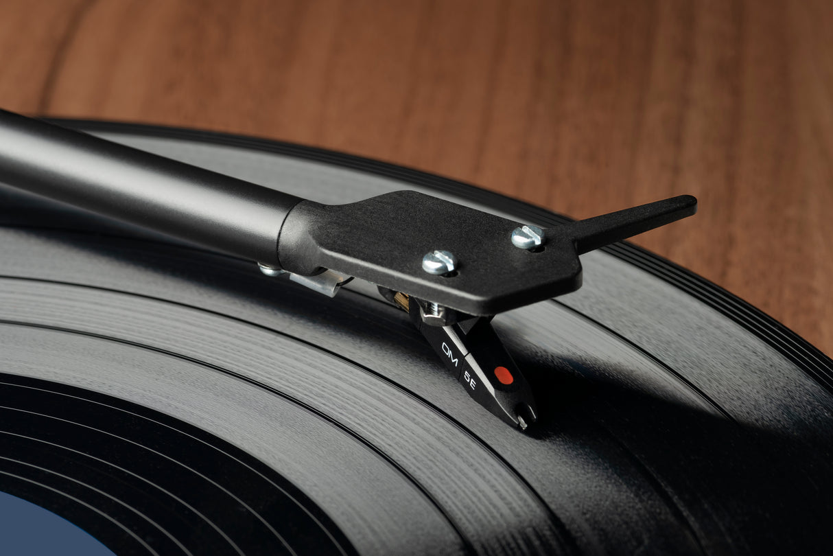 Pro-Ject E1 BT AT3600L skivspelare (valnöt)