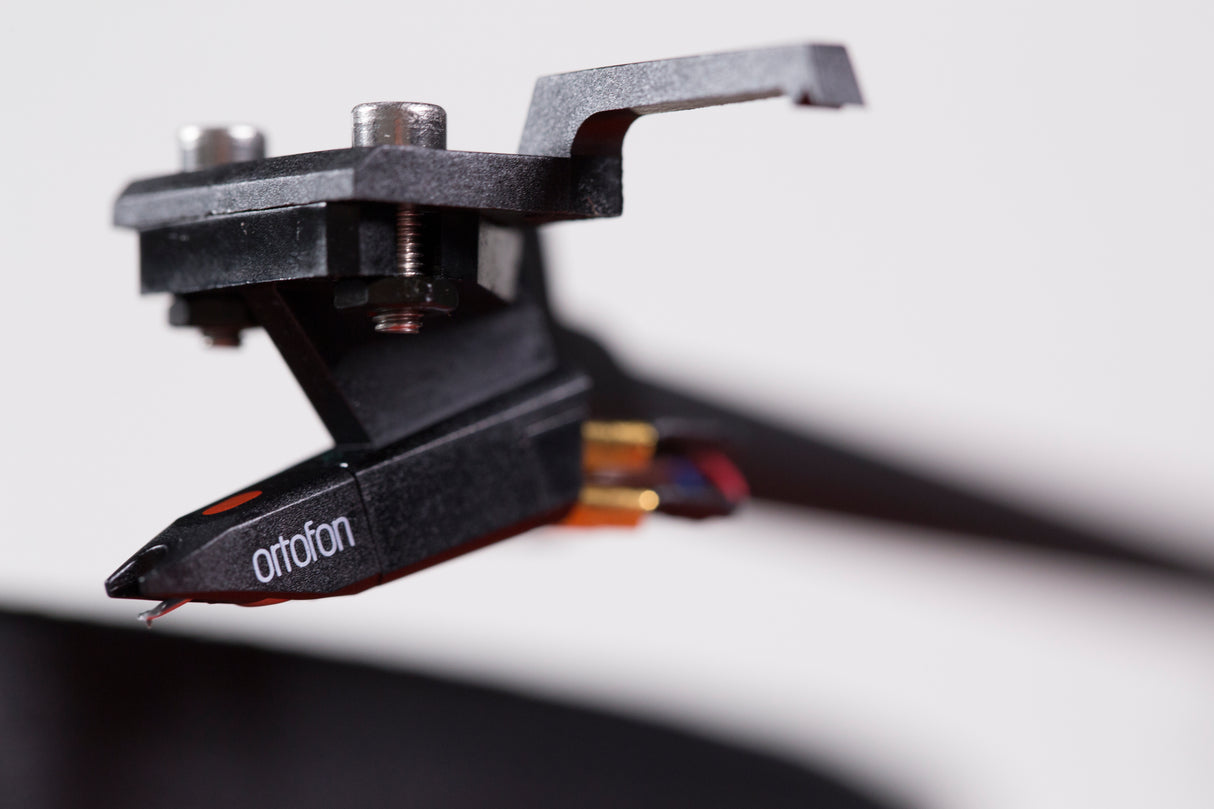 Pro-Ject VT E BT R OM5e PIANO Väggmonterad skivspelare (svart)
