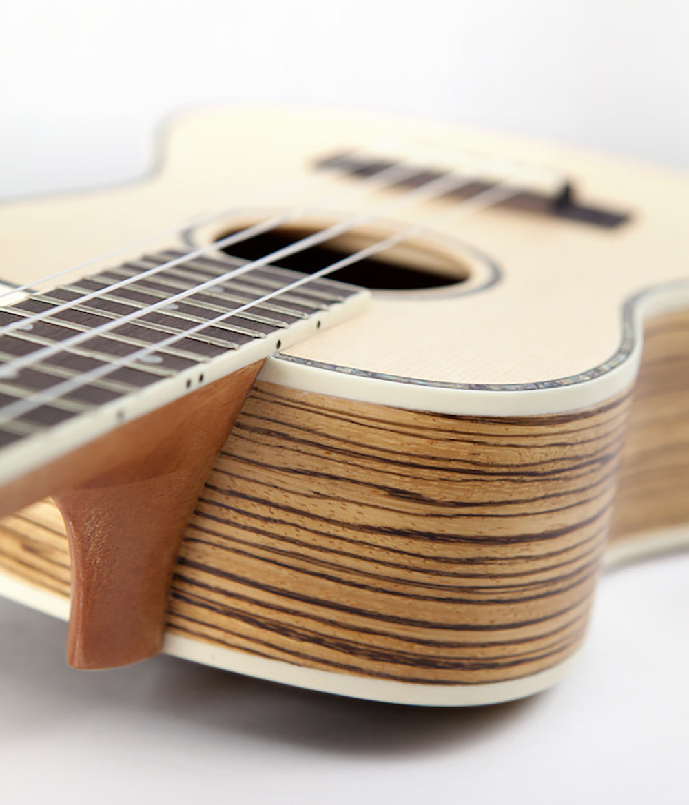 Reno RU320 Grand Concert Ukulele (Natural) Starter Pack