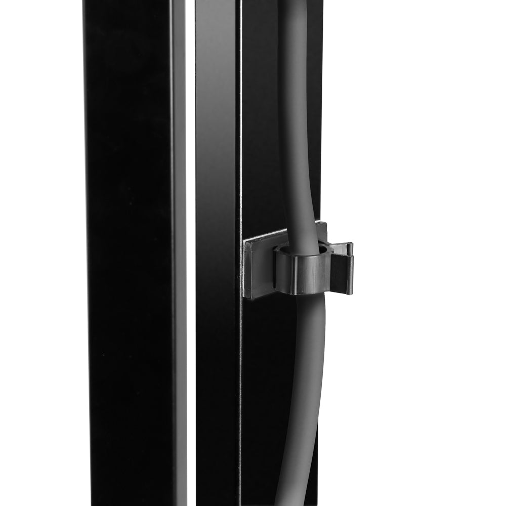 Adam Hall Stands SKDB 040 – Robust studiemonitorstativ med rymlig hylla