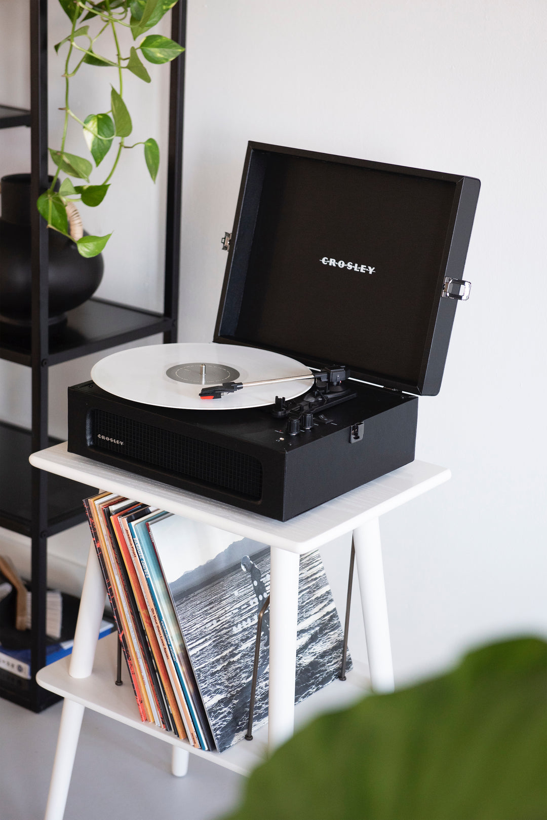 Crosley - Manchester Skivspelarmöbel (Vit)