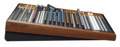 Tascam Model 16 analog mixer och 14-spårs digital inspelare