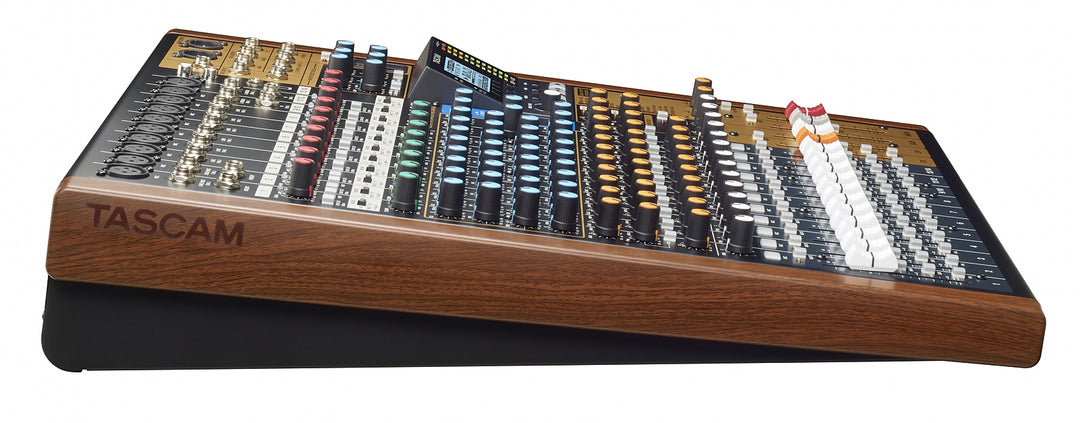 Tascam Model 16 analog mixer och 14-spårs digital inspelare