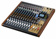 Tascam Model 16 analog mixer och 14-spårs digital inspelare