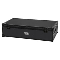 UDG Ultimate DJ Podium Workstation Flight Case Svart Plus (Wheels)