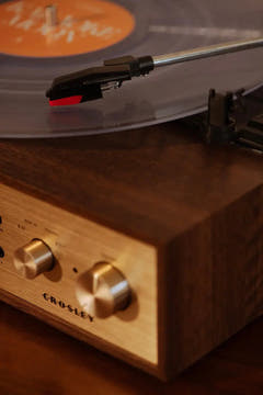 Crosley Miles Skivspelare, Valnöt